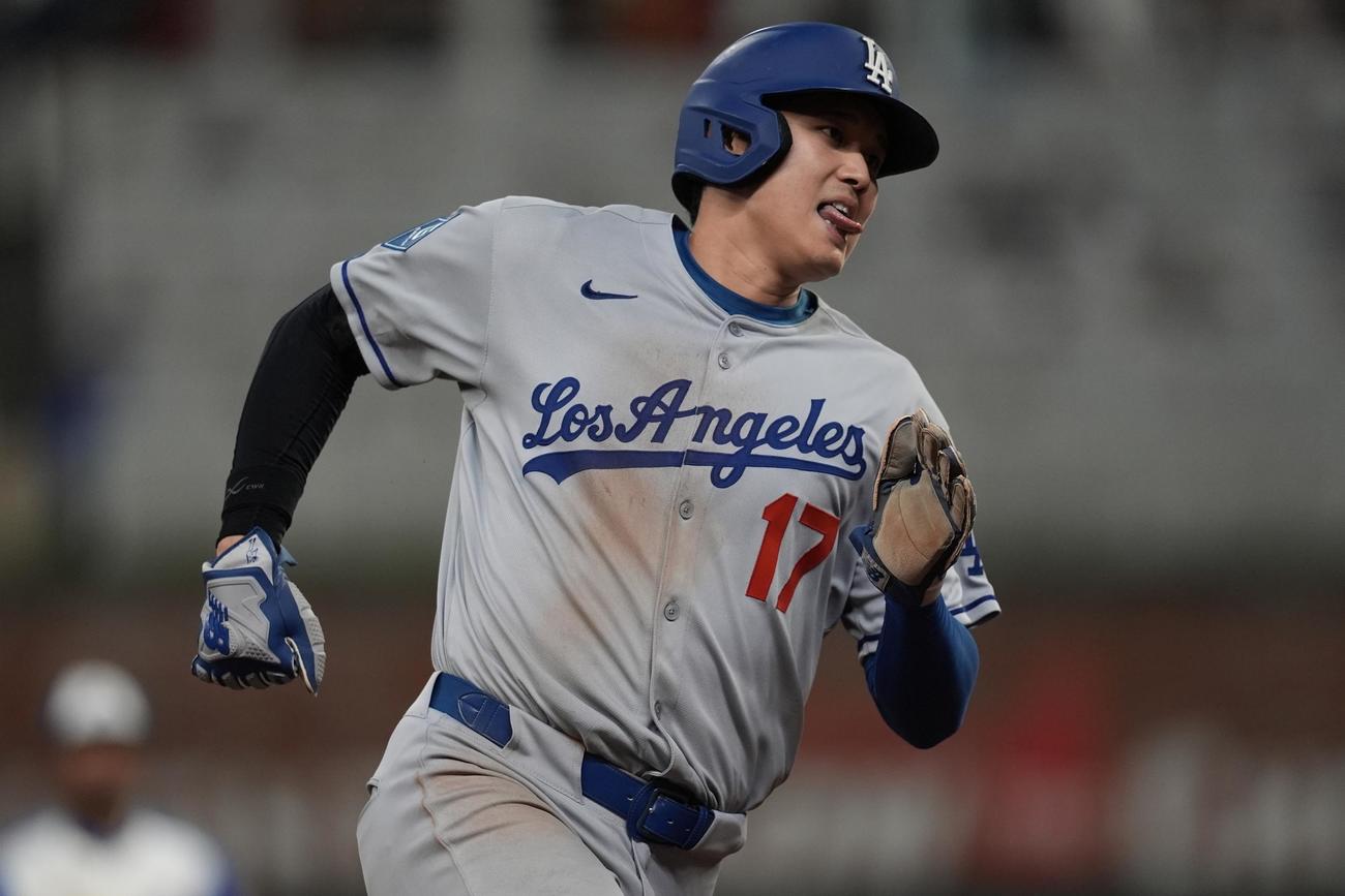 ドジャース大谷翔平はブレーブス戦4回表、ベッツの適時打で本塁に向かって疾走する（AP)