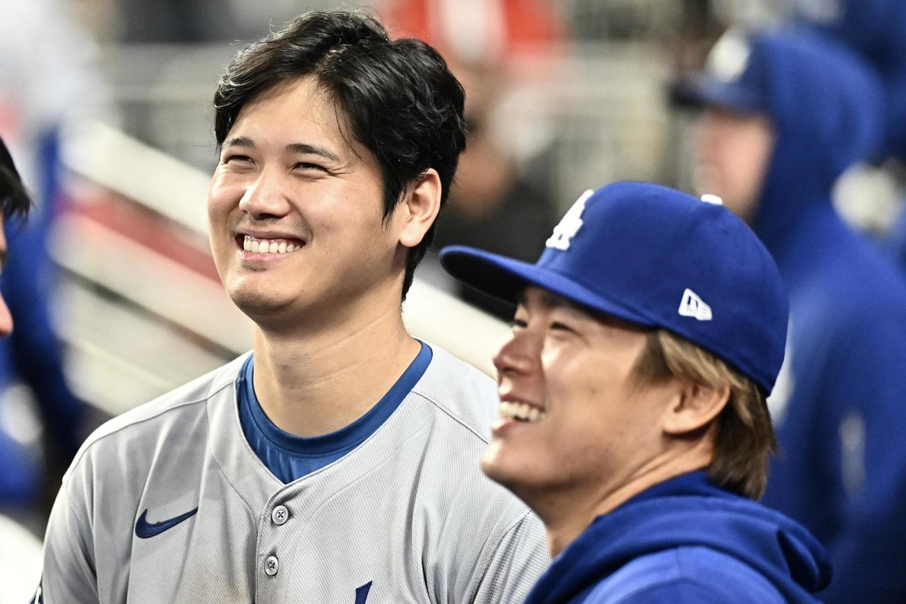 ブレーブス対ドジャース　6回、ベンチで笑顔のドジャース大谷（左）と山本＝2025年5月3日