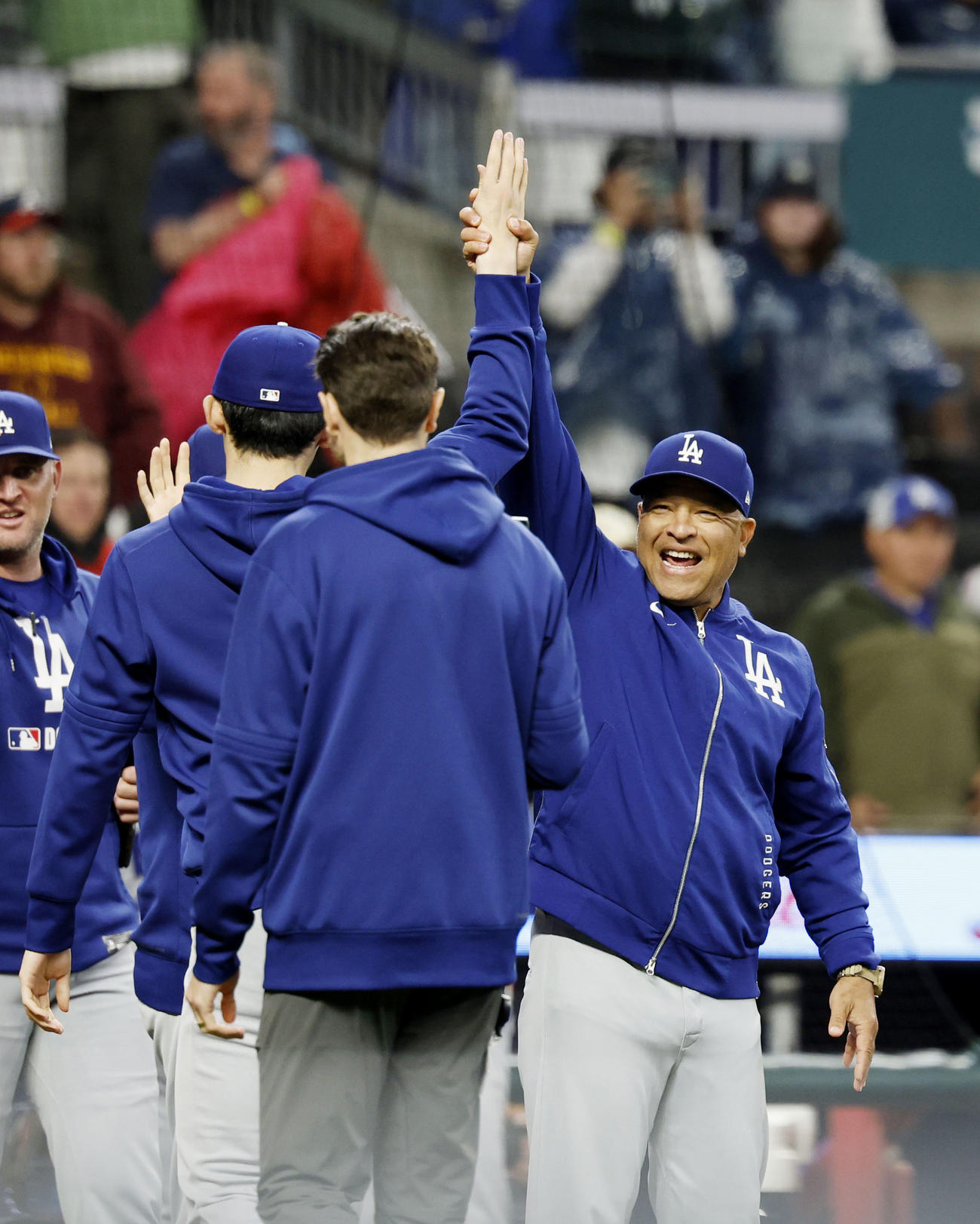 ブレーブス戦でメジャー初勝利を挙げた佐々木（左）を祝福するドジャースのロバーツ監督（共同）