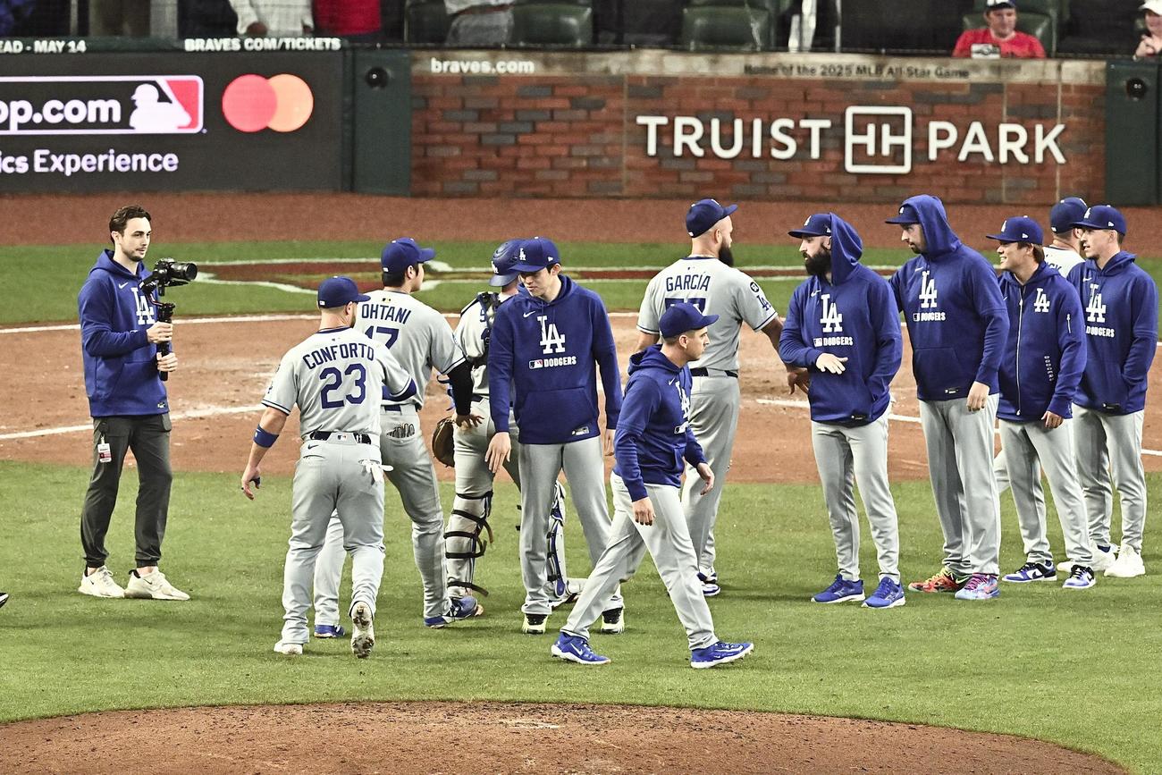 ブレーブス対ドジャース　試合後、メジャー初勝利のドジャース佐々木（左から5人目）は大谷（同3人目）とタッチをかわす（撮影・滝沢徹郎）