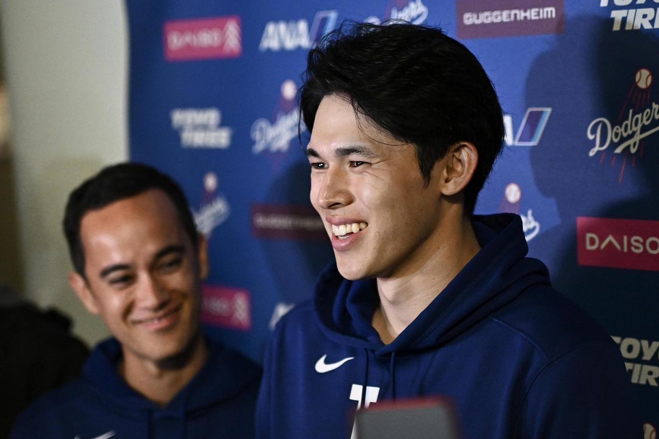 ブレーブス対ドジャース　試合後、笑顔で取材に応じるメジャー初勝利のドジャース佐々木（撮影・滝沢徹郎）