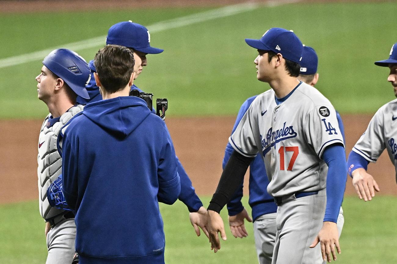 ブレーブス対ドジャース　試合後、メジャー初勝利のドジャース佐々木（中左）は大谷（同右）とタッチをかわす（撮影・滝沢徹郎）