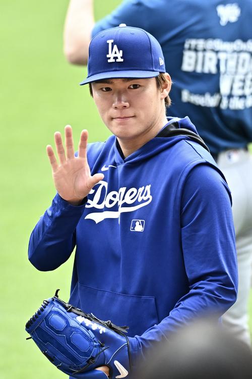 ブレーブス対ドジャース　試合前練習でファンに手を振るドジャース山本（撮影・滝沢徹郎）