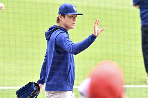 ブレーブス対ドジャース　試合前練習でファンに手を振るドジャース山本（撮影・滝沢徹郎）