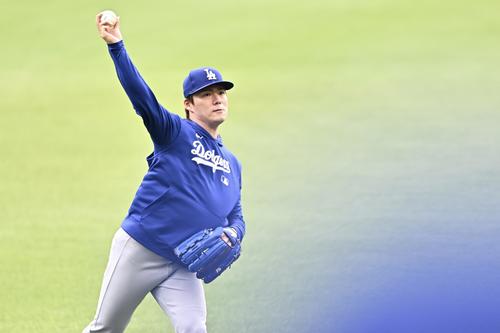 ブレーブス対ドジャース　試合前練習でキャッチボールするドジャース山本（撮影・滝沢徹郎）