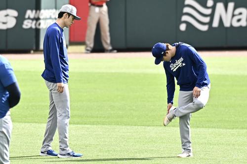 ブレーブス対ドジャース　試合前練習で談笑するドジャース佐々木（左）山本（撮影・滝沢徹郎）