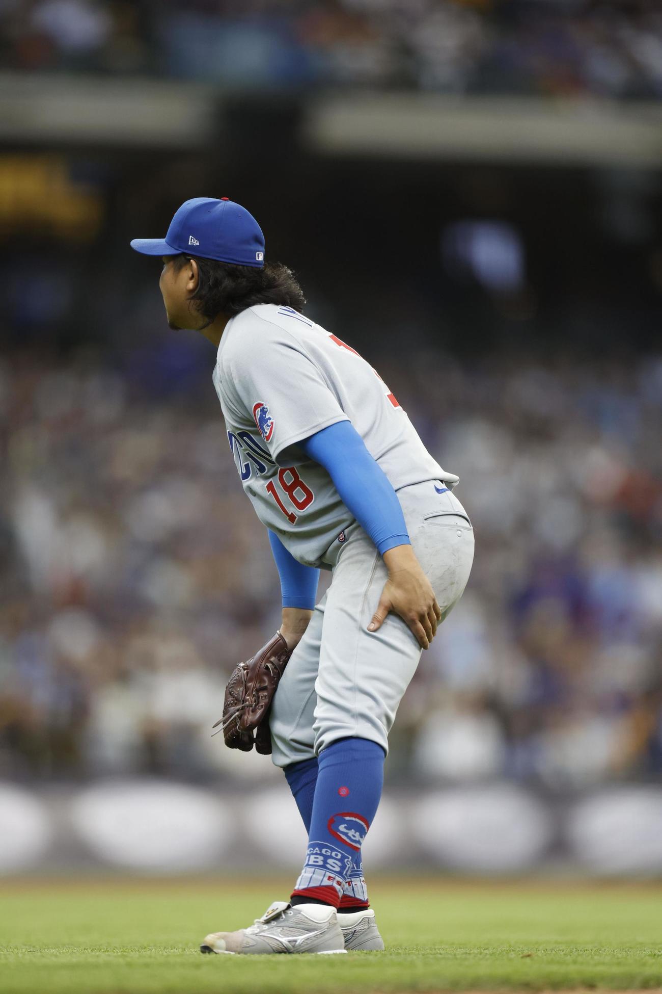 ブルワーズ戦の6回、守備の際に負傷し、左太ももを押さえるカブス先発の今永（ゲッティ＝共同）