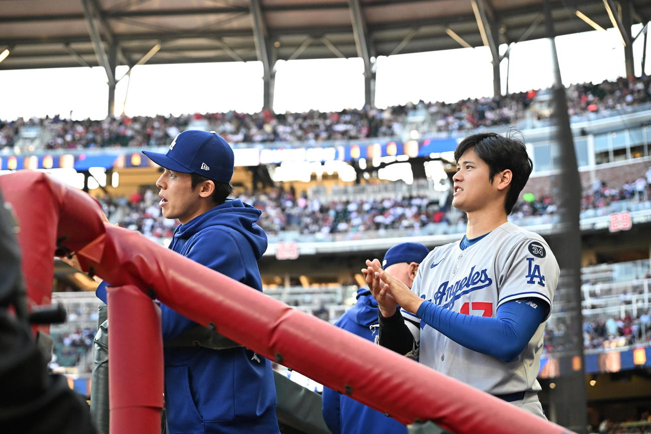 ブレーブス対ドジャース　2回裏の守備を終えたナインを迎えるドジャース佐々木（左）と大谷（撮影・滝沢徹郎）