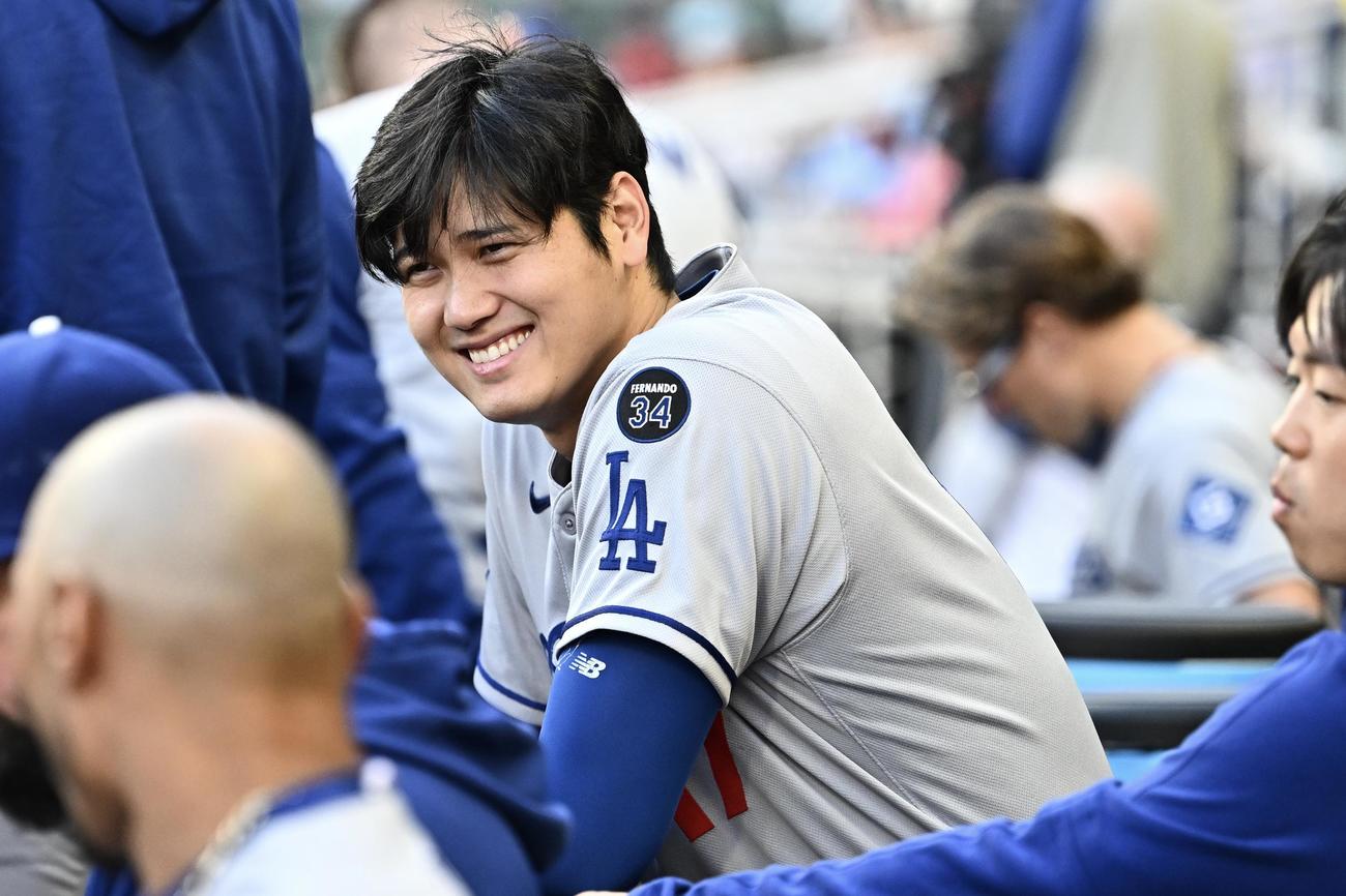ブレーブス対ドジャース　ベンチで笑顔のドジャース大谷（撮影・滝沢徹郎）