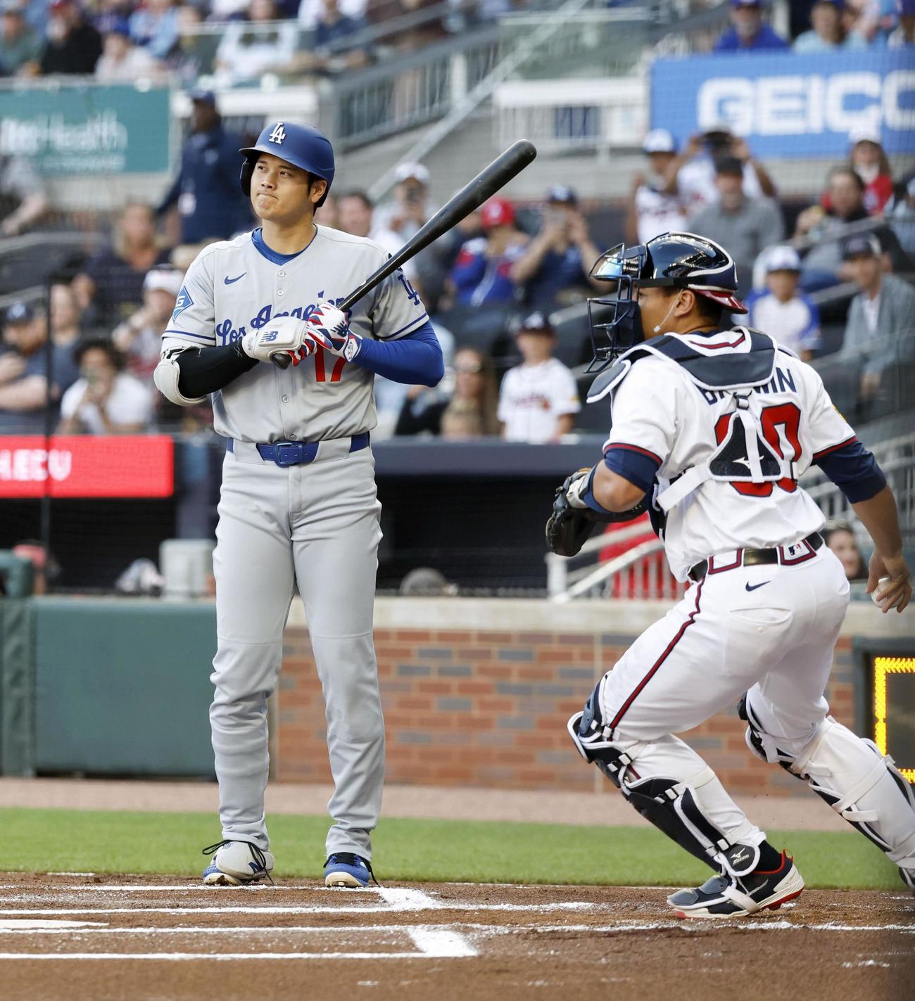 ブレーブス戦の1回、見逃し三振に倒れたドジャース大谷＝アトランタ（共同）