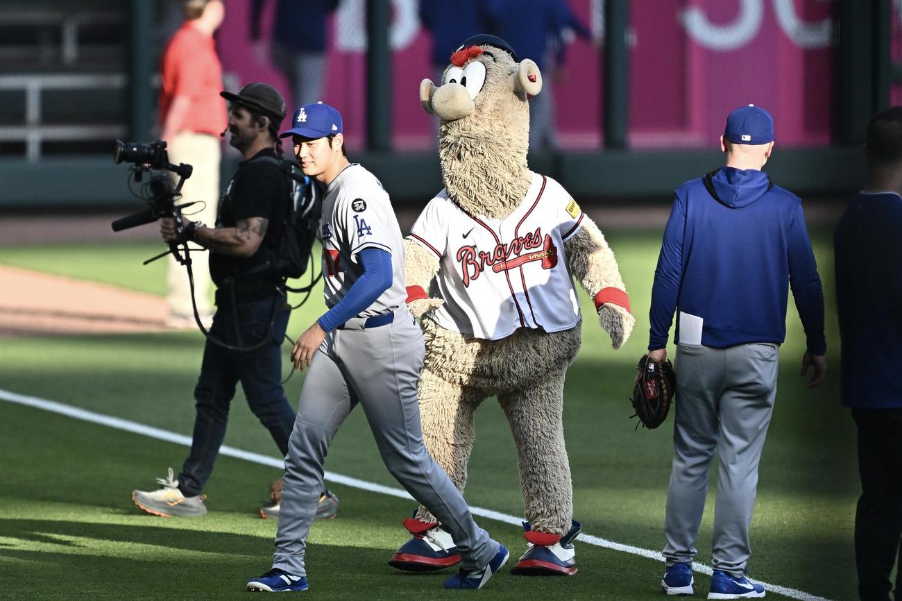 ブレーブス対ドジャース　試合前にドジャース大谷はブレーブスのマスコット・ブルーパーとタッチをかわす（撮影・滝沢徹郎）