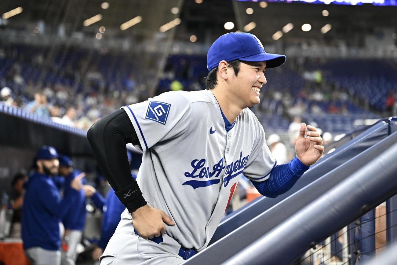 マーリンズ対ドジャース　試合前に笑顔でグラウンドに出るドジャース大谷（撮影・滝沢徹郎）