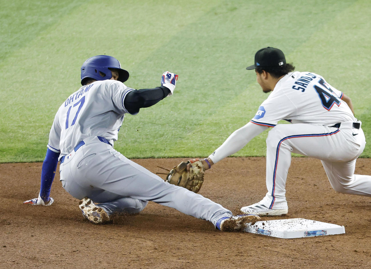 マーリンズ戦の3回、二盗のスタートを切るドジャース・大谷＝マイアミ（共同）