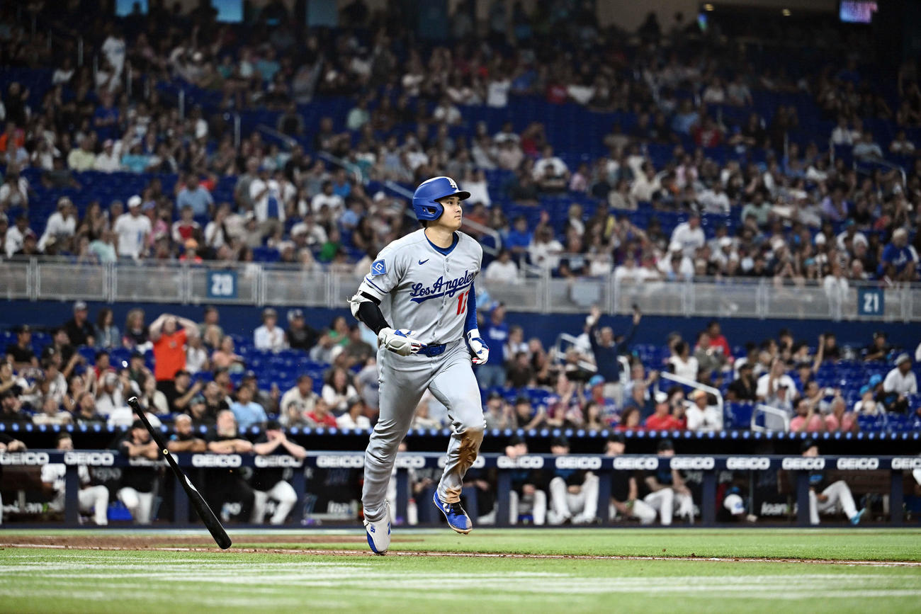 マーリンズ対ドジャース　5回表ドジャース無死二塁、大谷は右中間へ2点本塁打を放つ（撮影・滝沢徹郎）