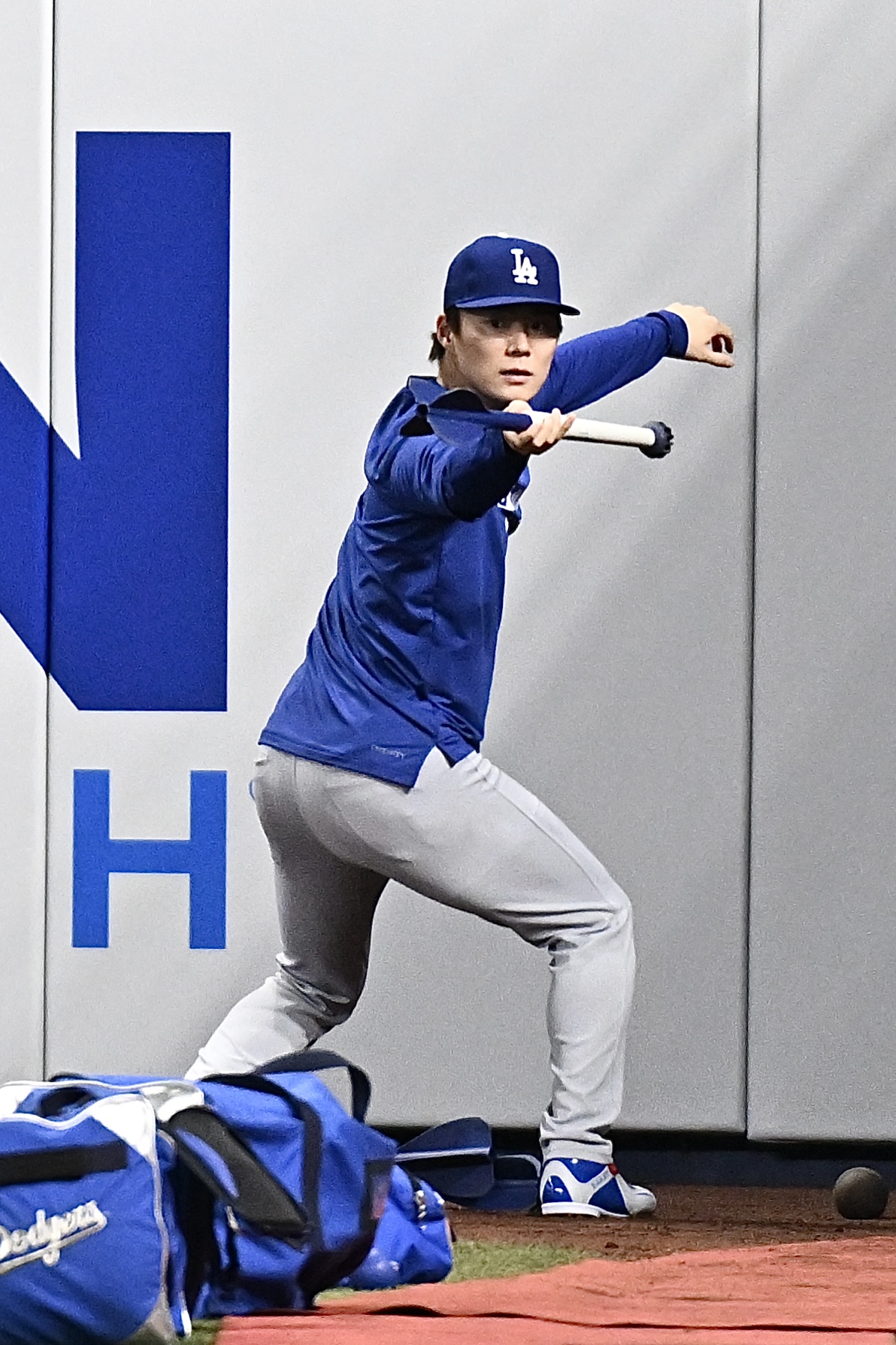マーリンズ対ドジャース　試合前練習でやり投げをするドジャース山本（撮影・滝沢徹郎）