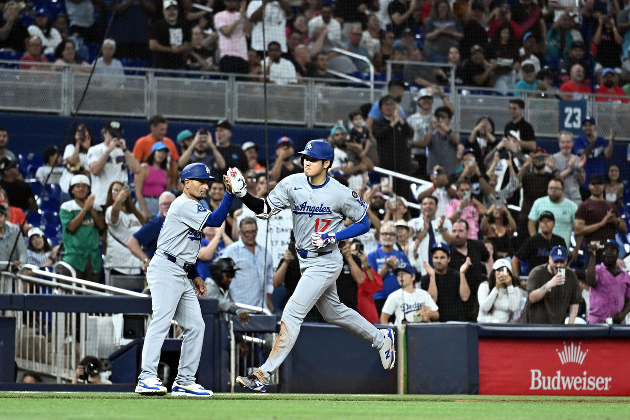 マーリンズ対ドジャース　5回表ドジャース無死二塁、2点本塁打を放った大谷（右）はファンの祝福を受けながらダイヤモンドを1周する（撮影・滝沢徹郎）