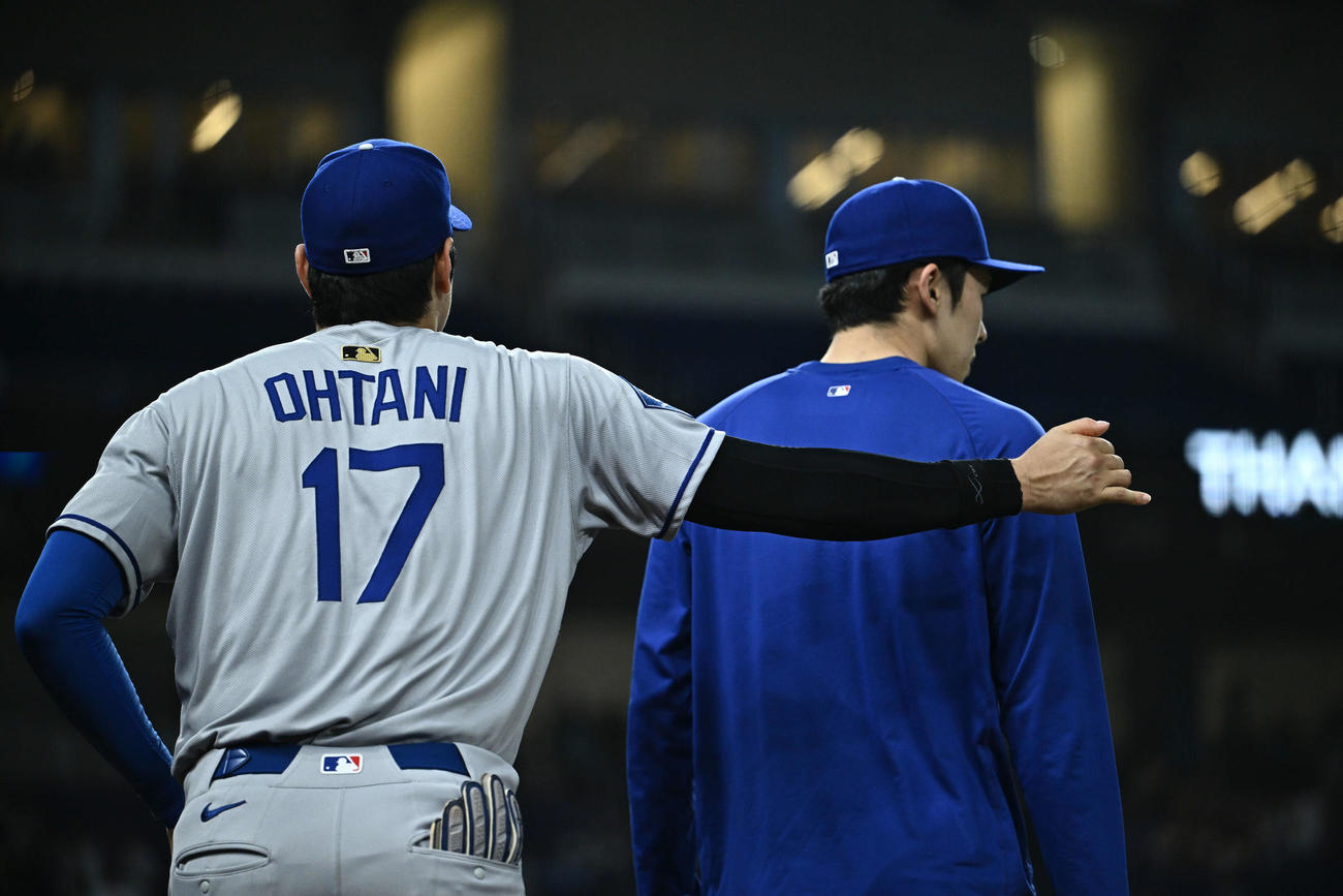 マーリンズ対ドジャース　試合後、ドジャース大谷（左）は佐々木の肩をたたくいたずらをする（撮影・滝沢徹郎）