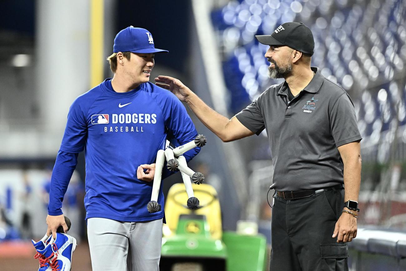 マーリンズ対ドジャース　試合前練習を終えたドジャース山本（左）は球場スタッフから声をかけられる（撮影・滝沢徹郎）