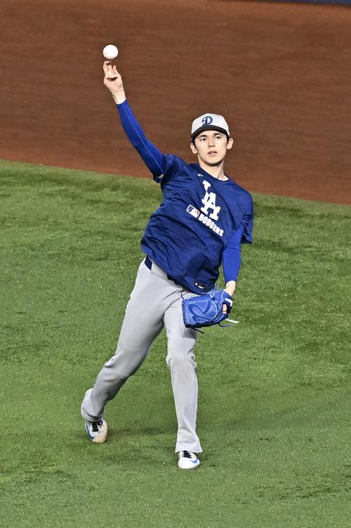 マーリンズ対ドジャース　試合前練習でキャッチボールするドジャース佐々木（撮影・滝沢徹郎）