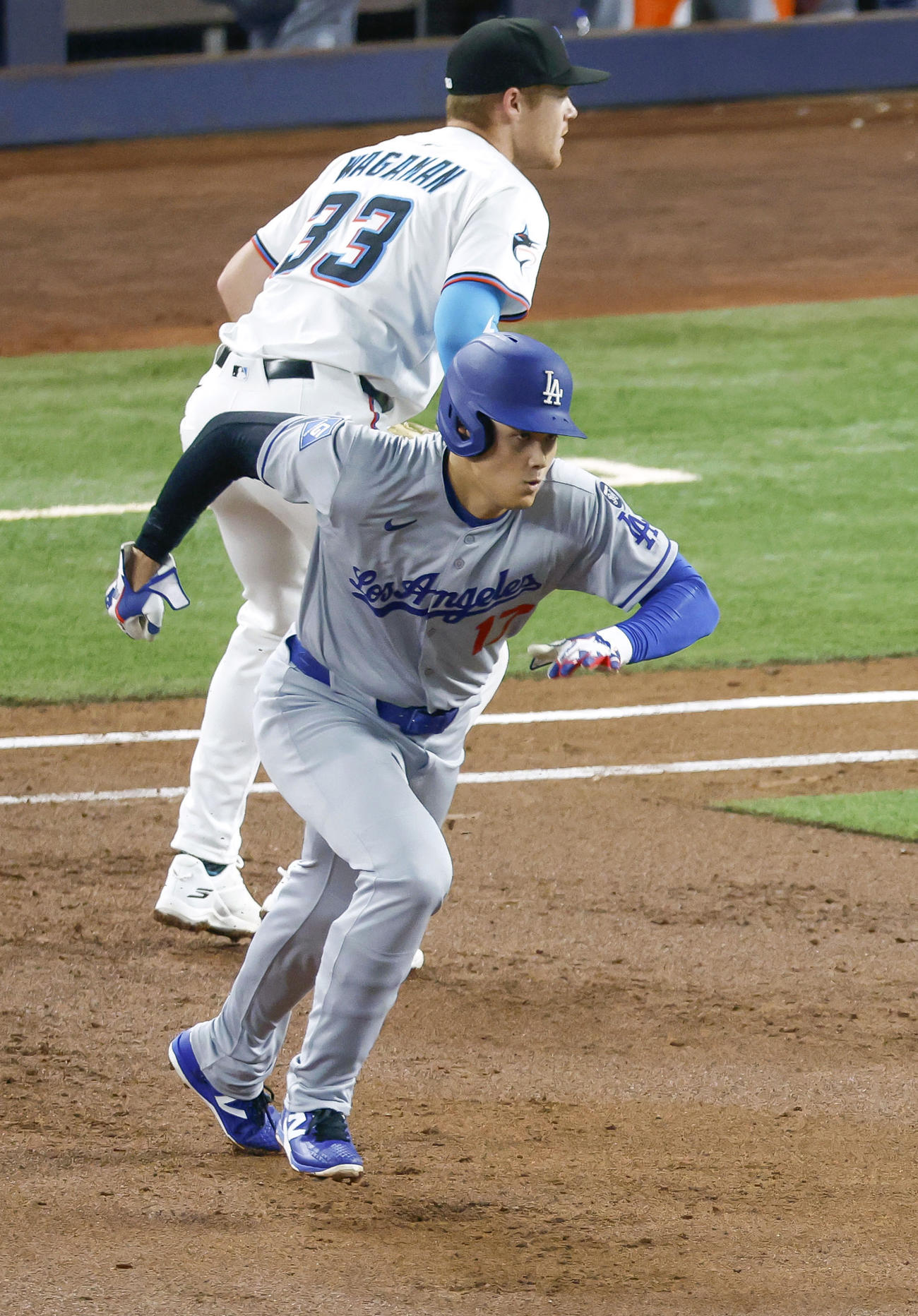 マーリンズ戦の3回、二盗のスタートを切るドジャース・大谷＝マイアミ（共同）