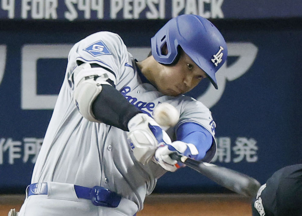 マーリンズ戦の5回、9号2ランを放つドジャース大谷＝マイアミ（共同）