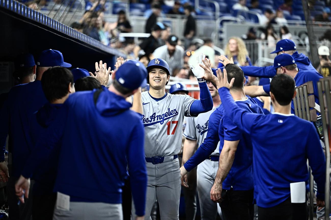 マーリンズ対ドジャース　5回表ドジャース無死二塁、2点本塁打を放った大谷（中央）は生還しチームメートとタッチをかわす（撮影・滝沢徹郎）