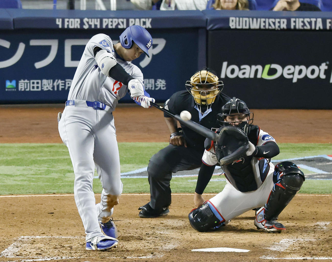 マーリンズ戦の5回、9号2ランを放つドジャース大谷＝マイアミ（共同）