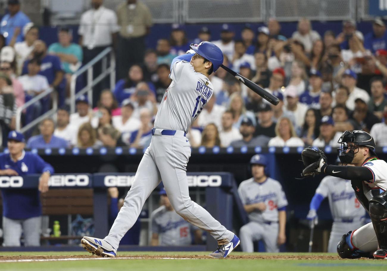 マーリンズ戦の5回、9号2ランを放つドジャース大谷＝マイアミ（共同）