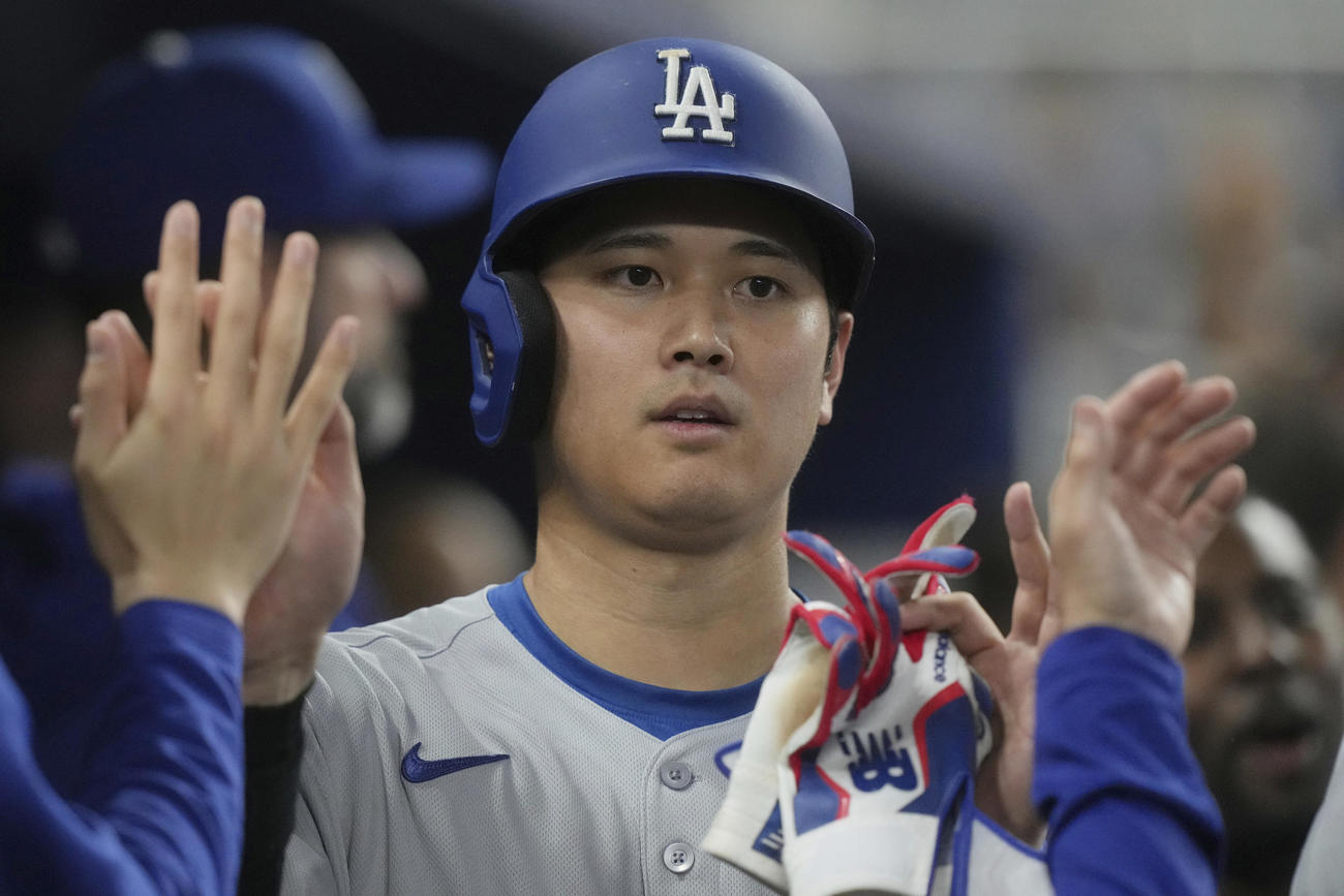 ドジャース大谷翔平はマーリンズ戦3回表、フリーマンの本塁打で生還するとベンチで祝福を受ける（AP)