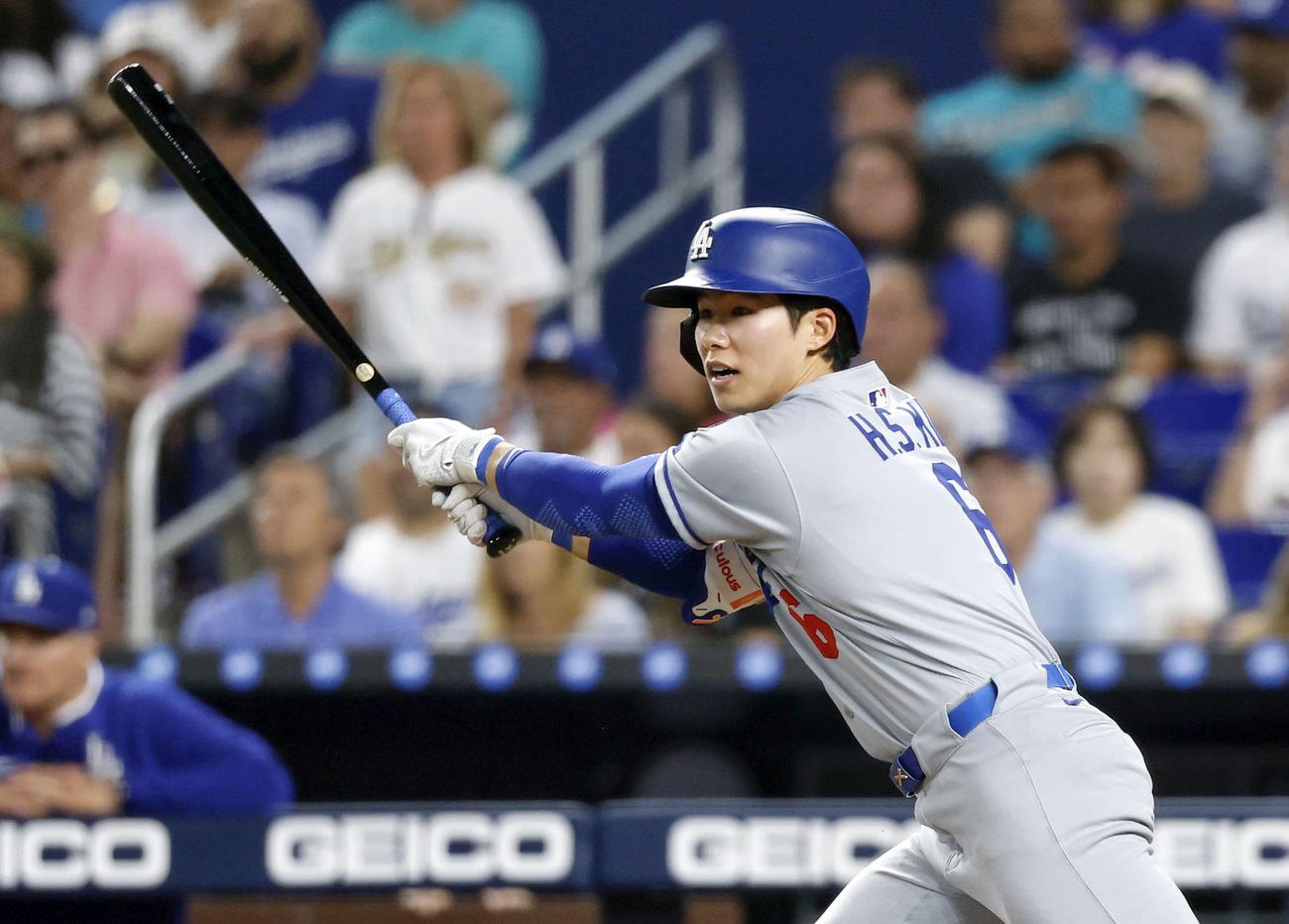 マーリンズ戦の5回、メジャー初安打を放つドジャース金慧成（共同）