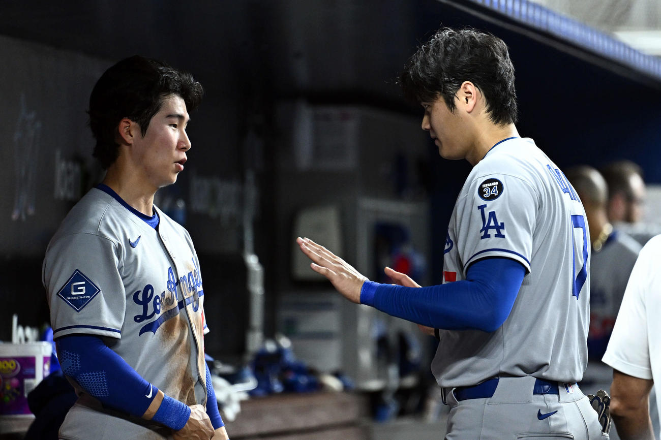 マーリンズ対ドジャース　5回表ドジャース無死二塁、2点本塁打を放った大谷（右）は生還し初ヒットを放った金を祝福する（撮影・滝沢徹郎）