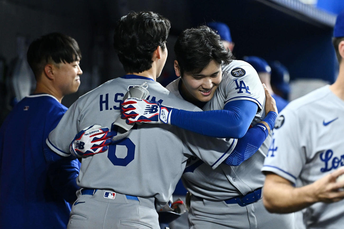 マーリンズ対ドジャース　5回表ドジャース無死二塁、2点本塁打を放った大谷（右）は生還し初ヒットを放った金と抱き合って喜ぶ（撮影・滝沢徹郎）