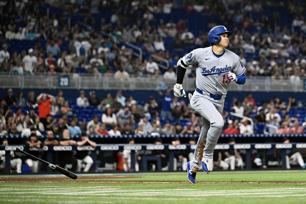 マーリンズ対ドジャース　5回表ドジャース無死二塁、大谷は右中間へ2点本塁打を放つ（撮影・滝沢徹郎）