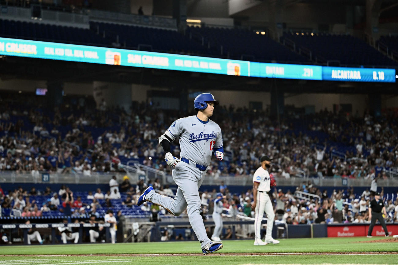 マーリンズ対ドジャース　5回表ドジャース無死二塁、大谷は右中間へ2点本塁打を放つ（撮影・滝沢徹郎）
