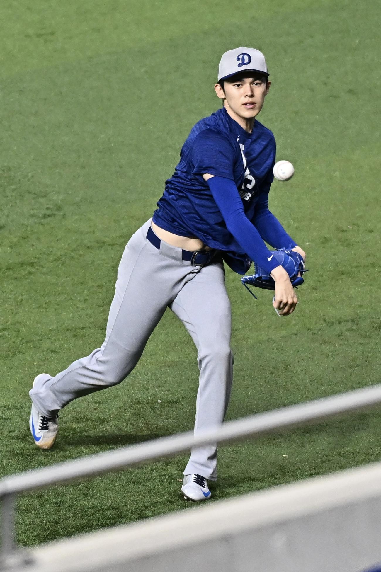 マーリンズ対ドジャース　試合前練習でキャッチボールするドジャース佐々木（撮影・滝沢徹郎）