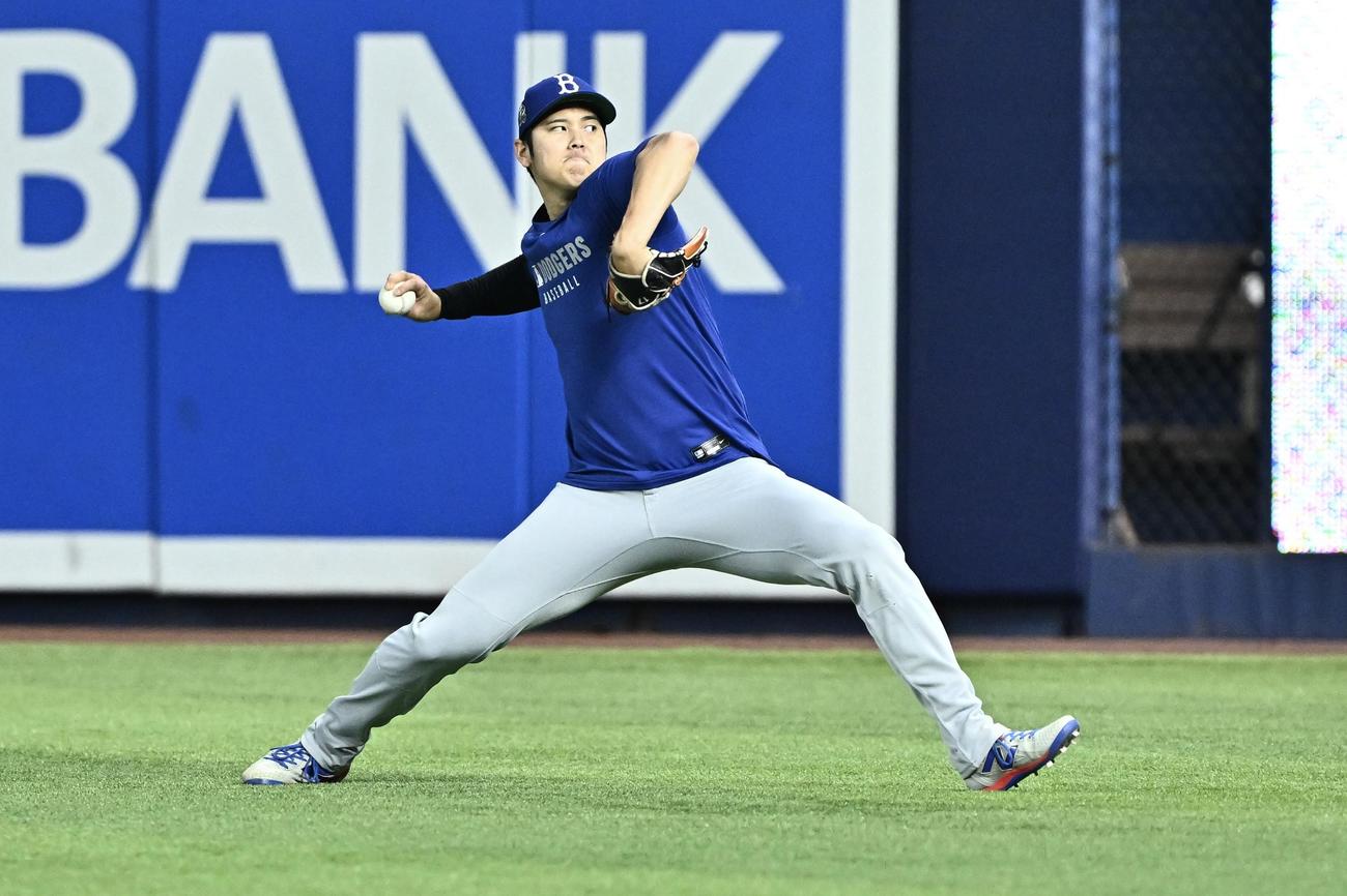 マーリンズ対ドジャース　試合前練習でキャッチボールするドジャース大谷（撮影・滝沢徹郎）