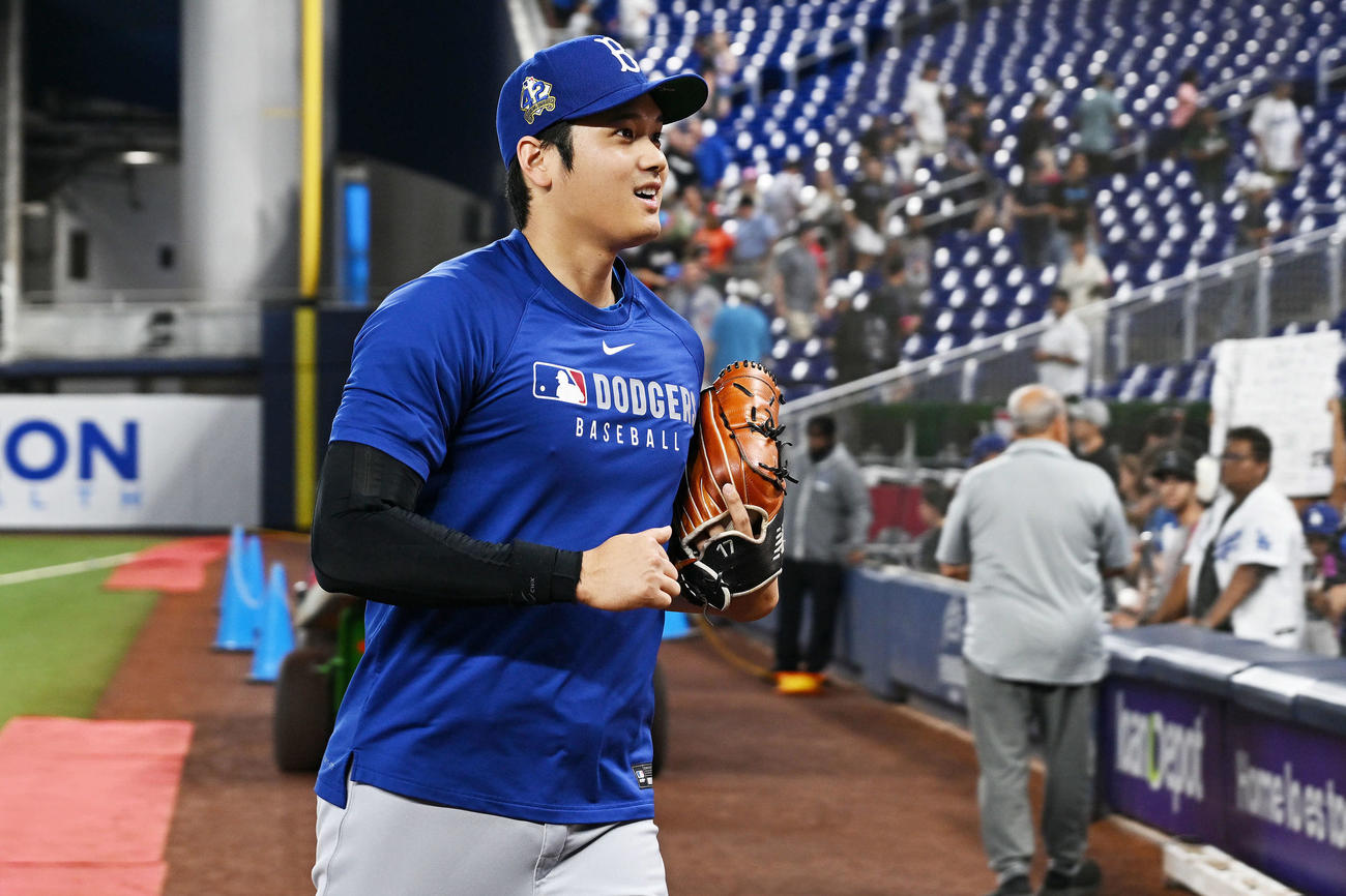 マーリンズ対ドジャース　試合前練習で観客席に笑顔を向けるドジャース大谷（撮影・滝沢徹郎）