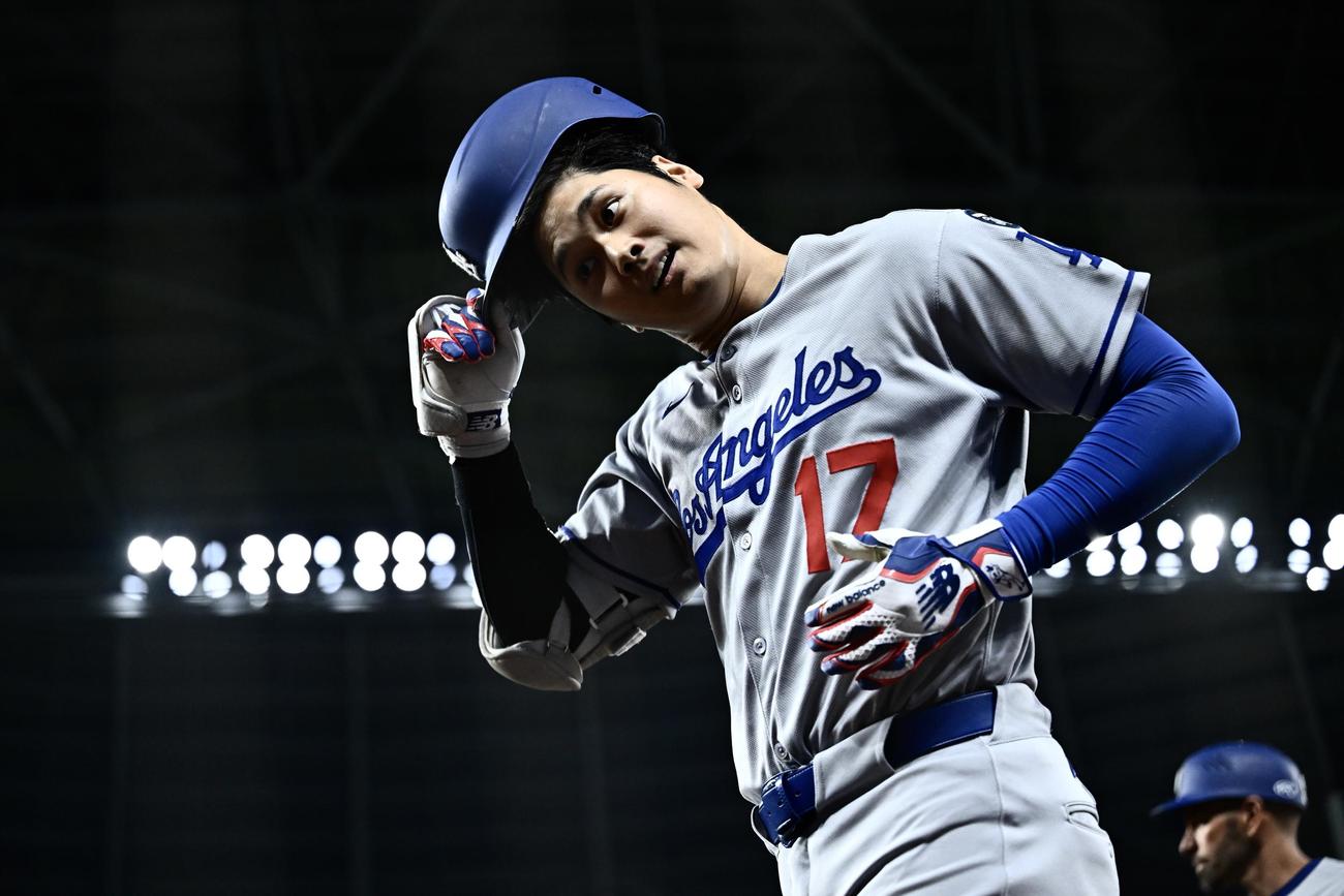 マーリンズ対ドジャース　9回表ドジャース2死、一塁ゴロに倒れ引き揚げる大谷（撮影・滝沢徹郎）