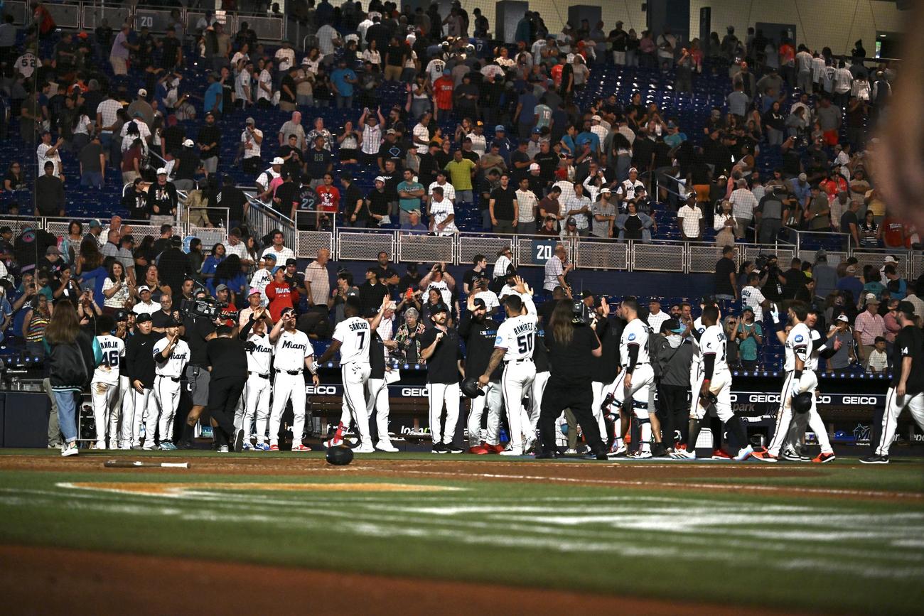 マーリンズ対ドジャース　サヨナラ勝ちし喜ぶマーリンズ（撮影・滝沢徹郎）