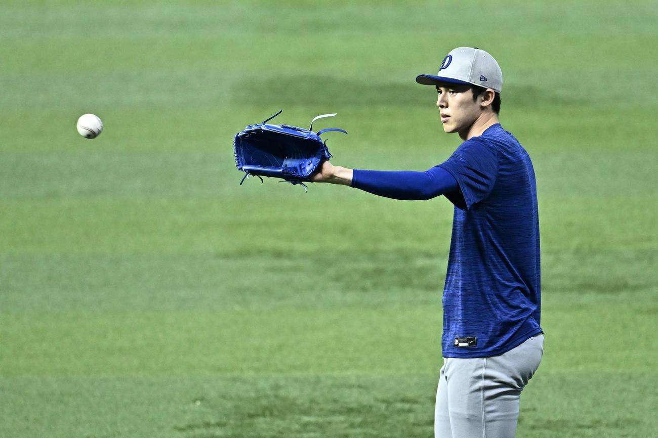 マーリンズ対ドジャース　試合前練習で調整するドジャース佐々木（撮影・滝沢徹郎）