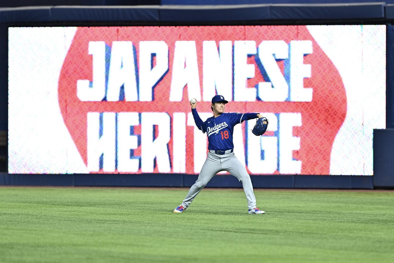 マーリンズ対ドジャース　試合前練習で調整するドジャース山本（撮影・滝沢徹郎）