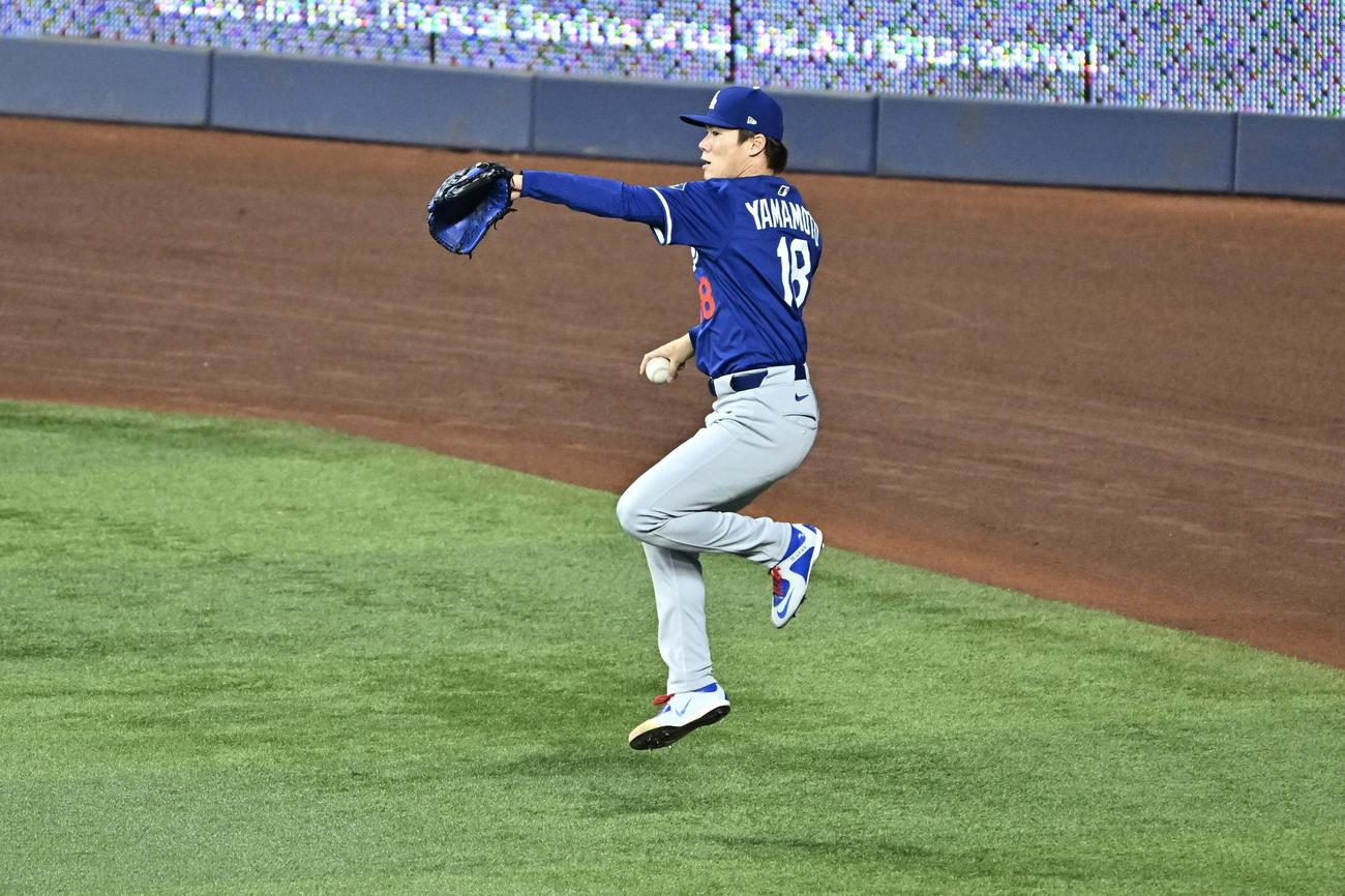 マーリンズ対ドジャース　試合前練習でやり投げのように投球するドジャース山本（撮影・滝沢徹郎）