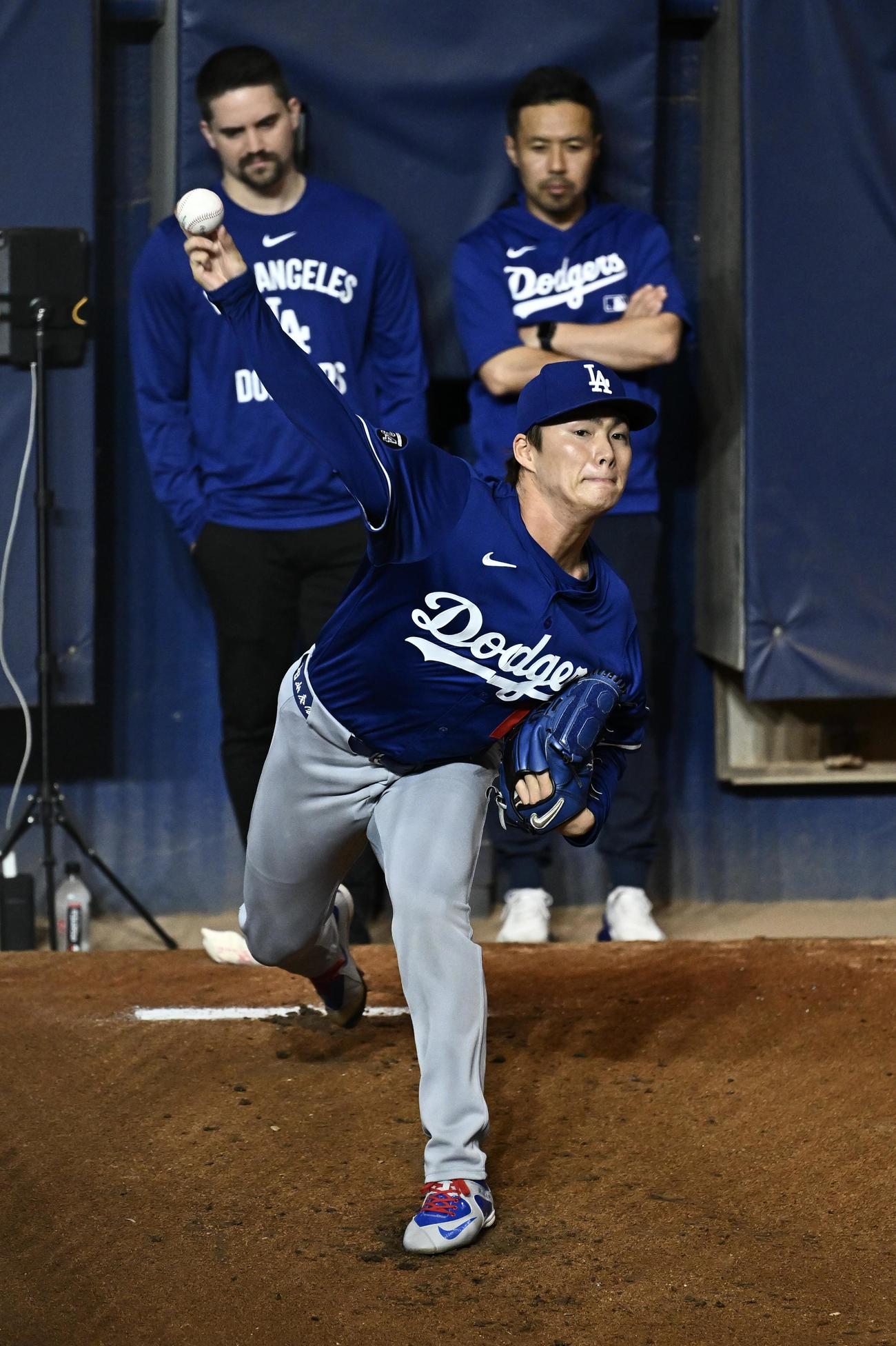 マーリンズ対ドジャース　試合前練習でブルペン投球するドジャース山本（撮影・滝沢徹郎）