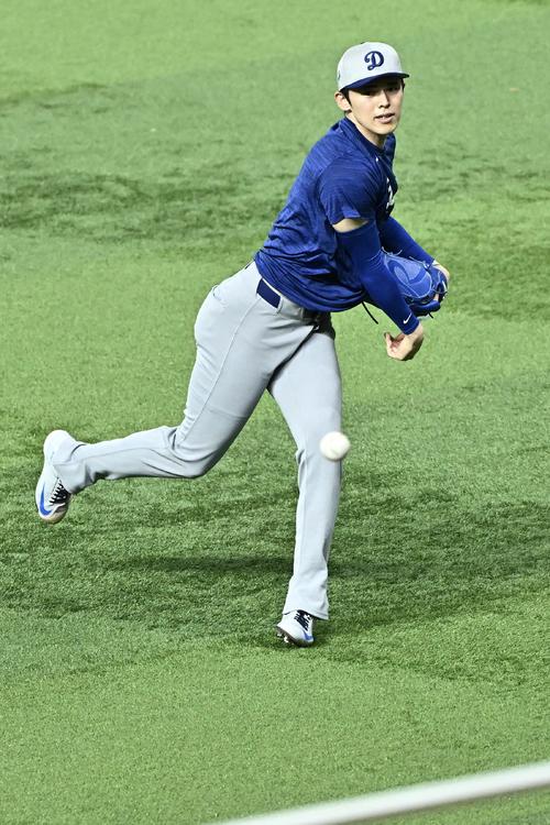 マーリンズ対ドジャース 試合前練習で調整するドジャース佐々木(撮影・滝沢徹郎)