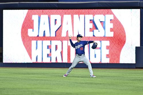 マーリンズ対ドジャース 試合前練習で調整するドジャース山本(撮影・滝沢徹郎)