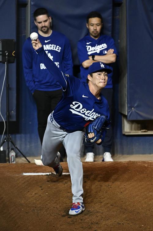 マーリンズ対ドジャース 試合前練習でブルペン投球するドジャース山本(撮影・滝沢徹郎)