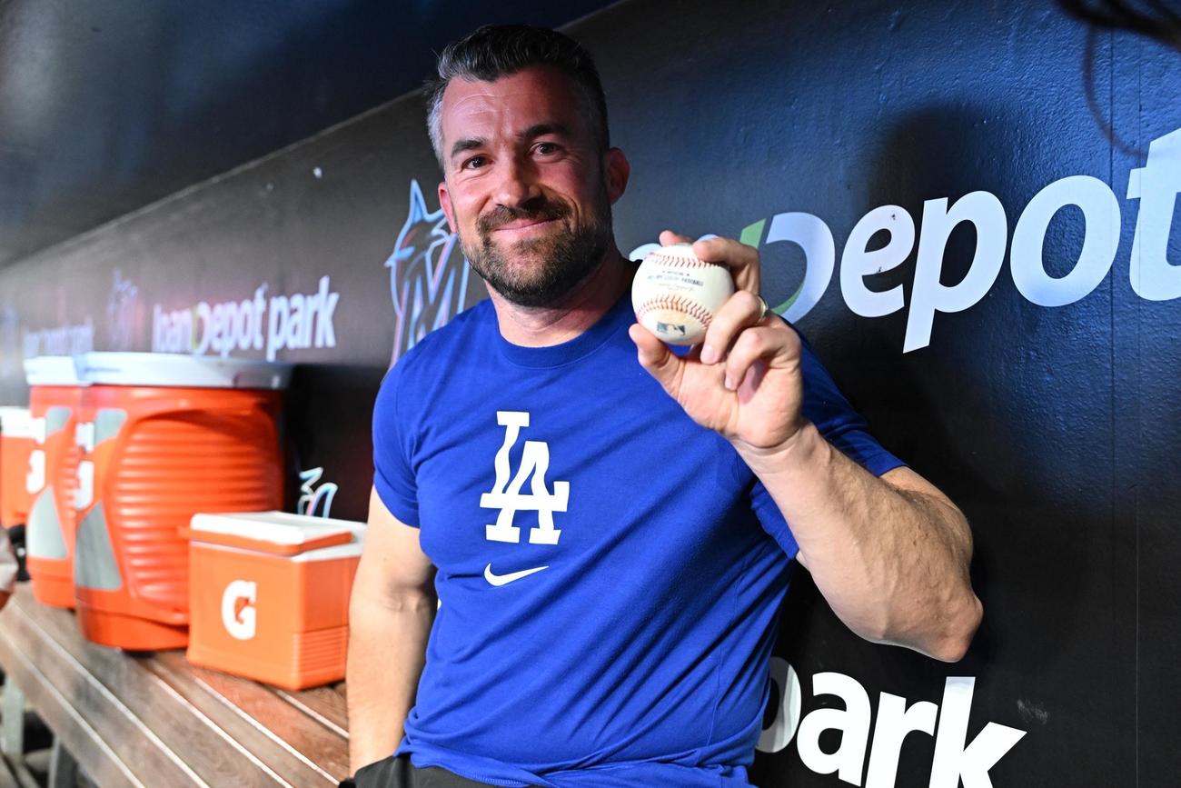 マーリンズ対ドジャース　前日に捕球したドジャース大谷の本塁打のボールを手にするフィジカル・セラピストのジョナサン・アーブさん（撮影・滝沢徹郎）