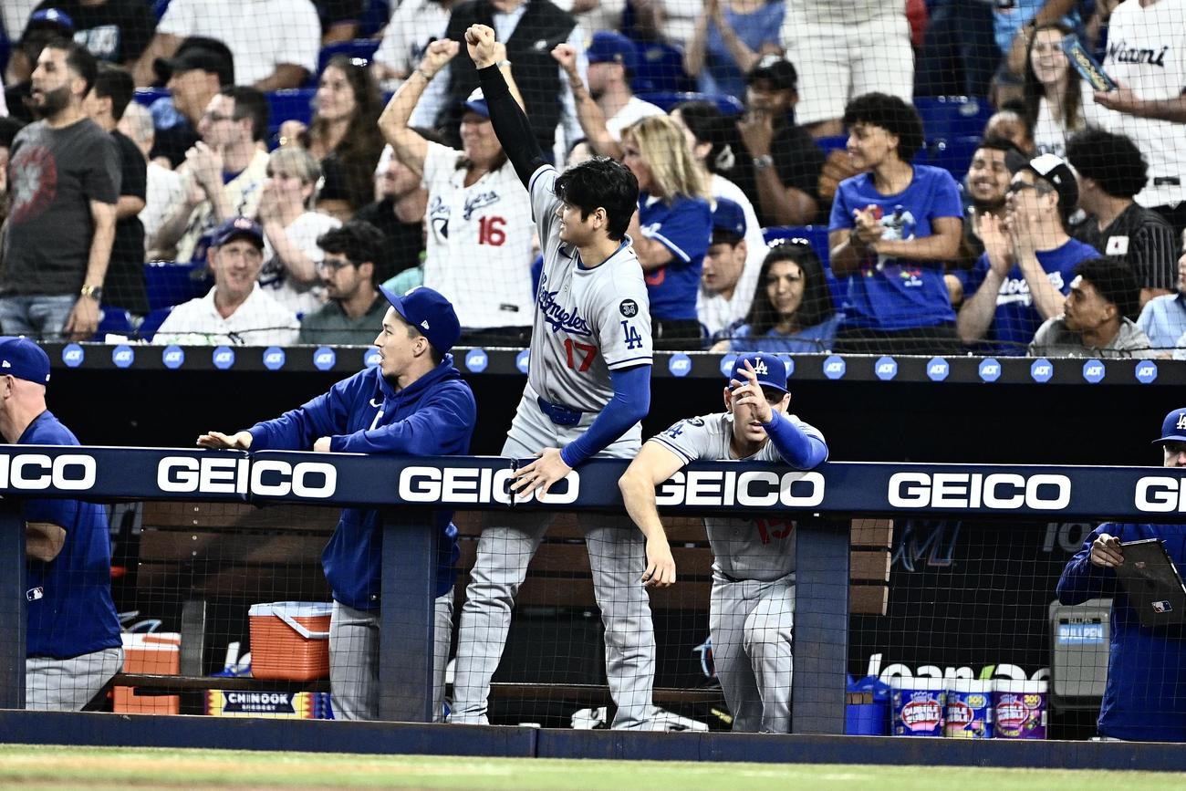 マーリンズ対ドジャース　3回裏、チームメートの好守にガッツポーズするドジャース大谷（中央）（撮影・滝沢徹郎）