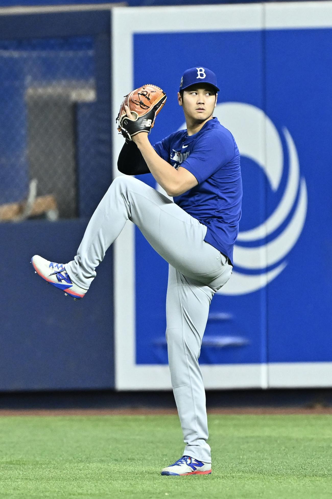マーリンズ対ドジャース　試合前練習でキャッチボールするドジャース大谷（撮影・滝沢徹郎）