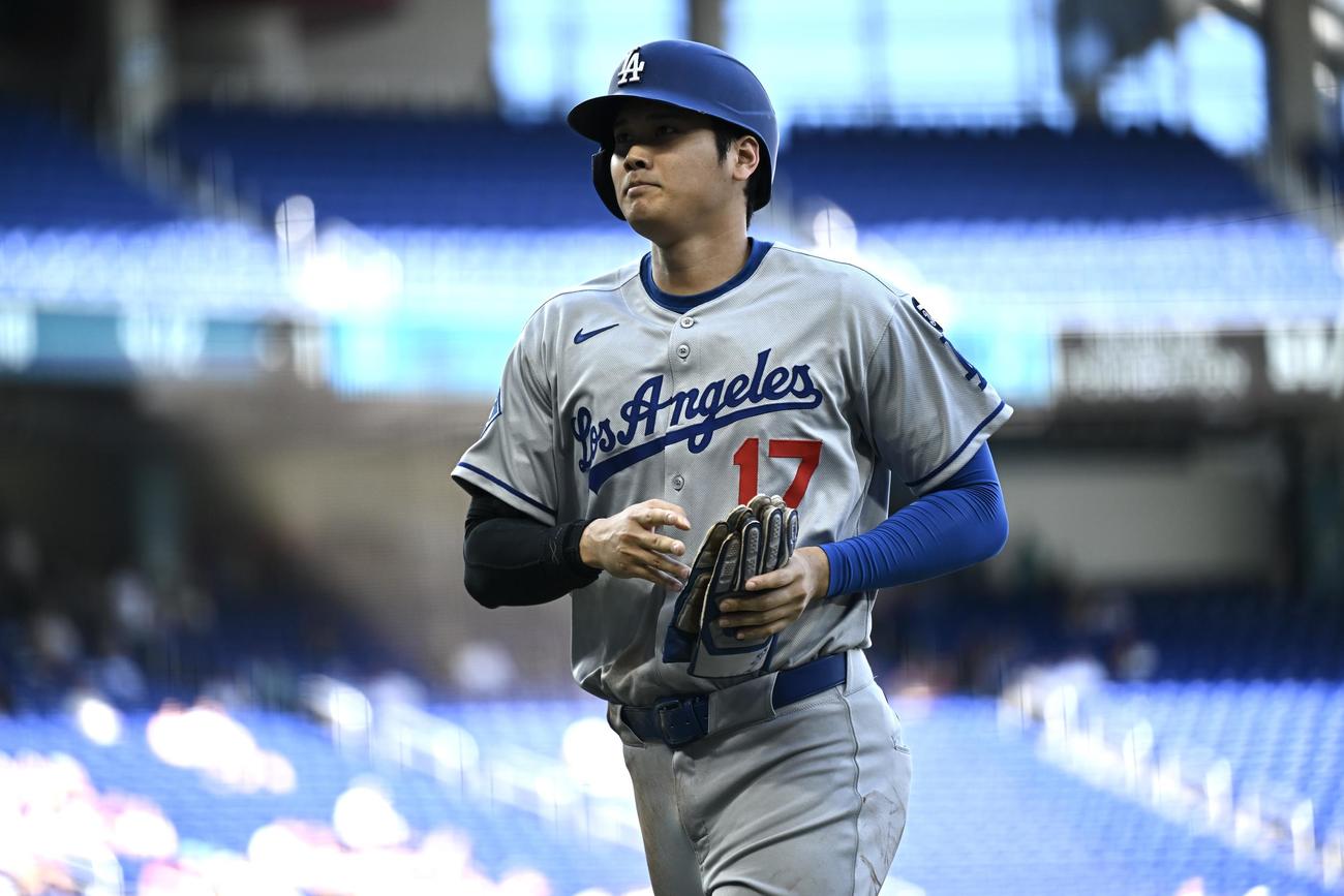 マーリンズ対ドジャース　1回表、盗塁に失敗し引き揚げるドジャース大谷（撮影・滝沢徹郎）